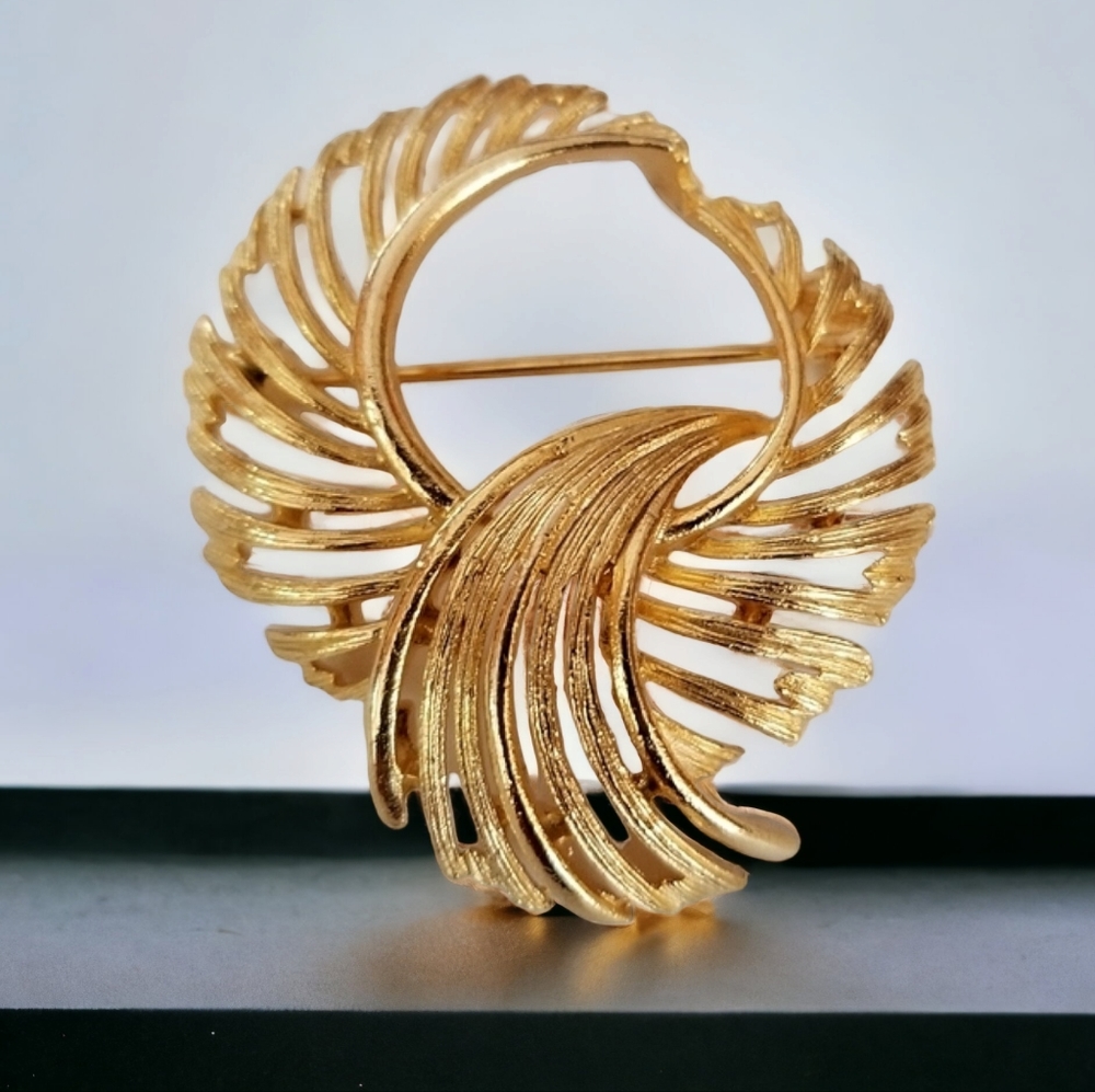 Vintage Signed Lisner Goldtone Bow Brooch Pin